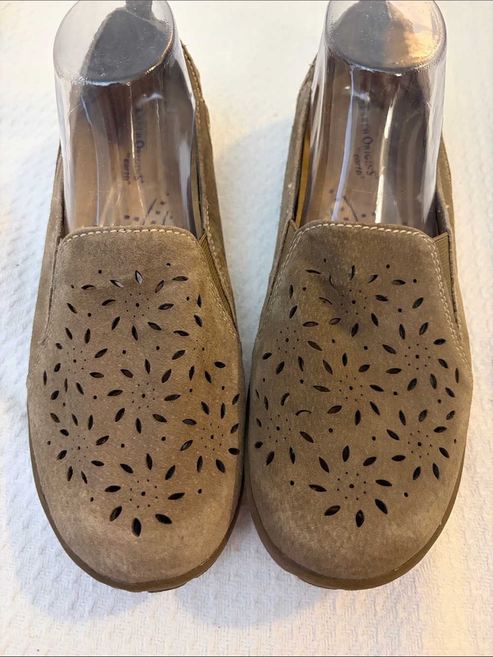 Earth Origins Sugar Leather Laser Cut Out Slip-On Loafers in Tan/Taupe Size 10 - Picture 5 of 16